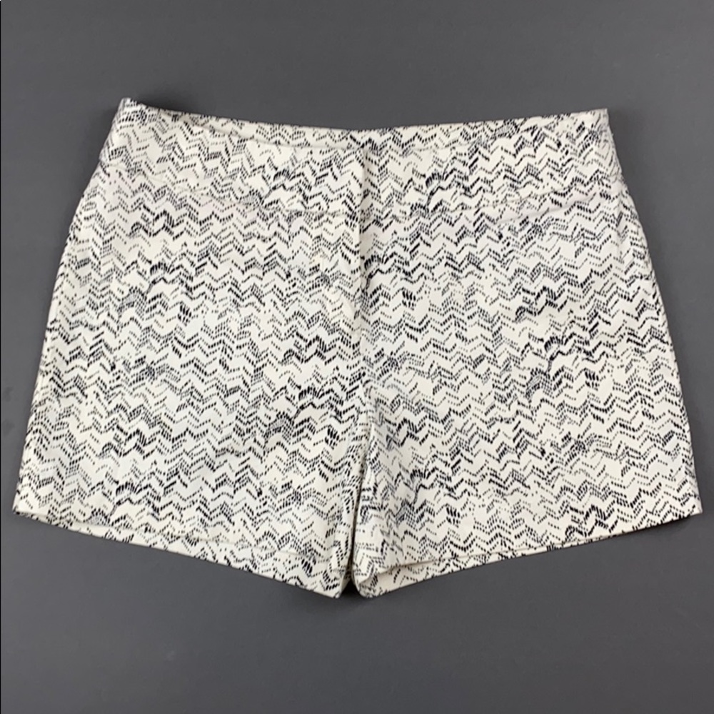 🤍Kenar black and creamy white arrow shorts